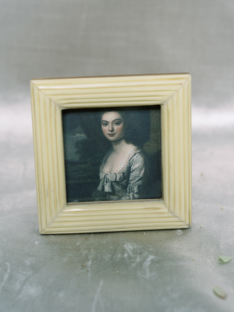 Fluted Bone Frame